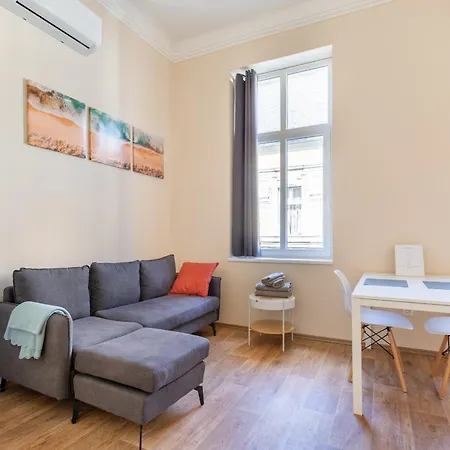 Appartement Mezzanine With Ac At Keleti Railways Long-term Boedapest