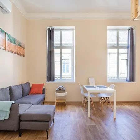 Mezzanine With Ac At Keleti Railways Long-term Appartement
